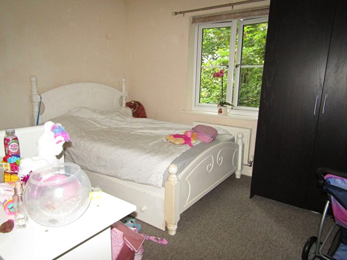 2 Bedroom Flat For Sale In Akers Court High Street, Waltham Cross, EN8
