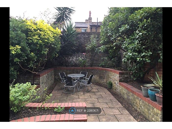 2 Bedroom Flat To Rent In Wandsworth Road, London, SW8