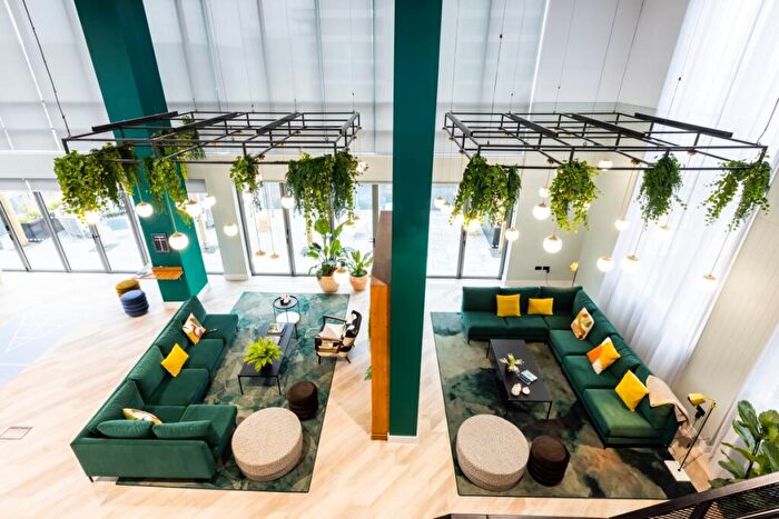 2 Bedroom Flat To Rent In Thames Quarter, Reading, RG1