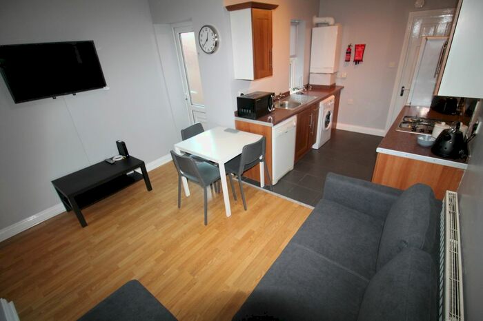 3 Bedroom Flat To Rent In Myrtle Grove, Newcastle Upon Tyne, NE2