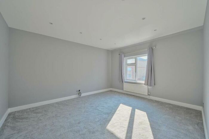 3 Bedroom Flat To Rent In East Barnet Road, New Barnet, Barnet, EN4