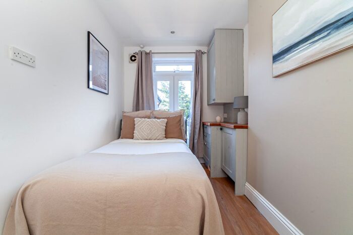 2 Bedroom Flat To Rent In St. Johns Road, Richmond, TW9