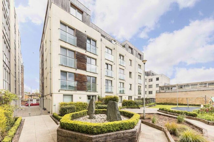 2 Bedroom Flat To Rent In Garden Road, Richmond, TW9