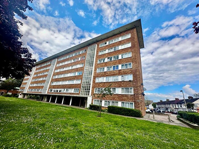 3 Bedroom Flat To Rent In Beehive Lane, Ilford, IG1