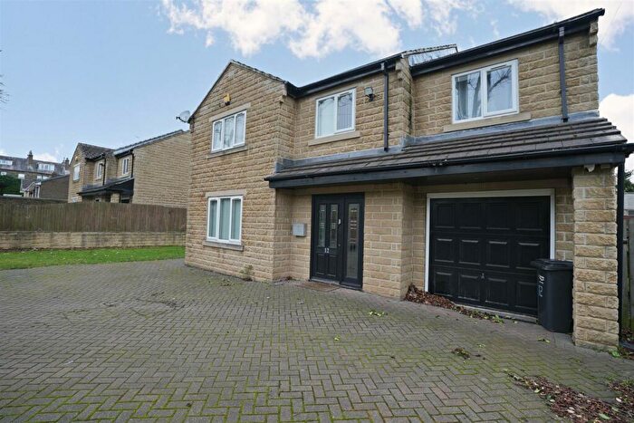 4 Bedroom Detached House For Sale In Kelvin Road, Elland, HX5