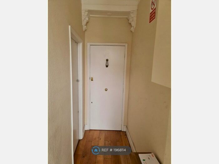 2 Bedroom Flat To Rent In Friern Barnet, London, N11