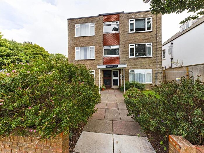 Flat To Rent In Windermere Court, East Drive, Brighton, BN2