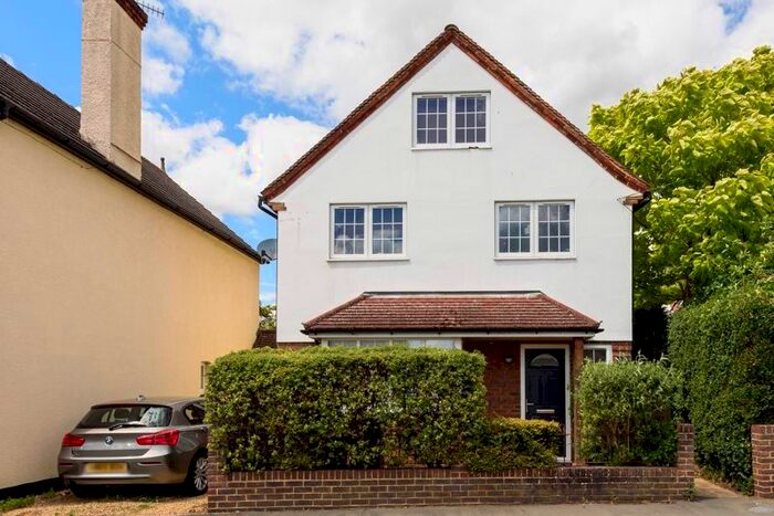 1 Bedroom Flat To Rent In Station Road, Farncombe, Godalming, GU7