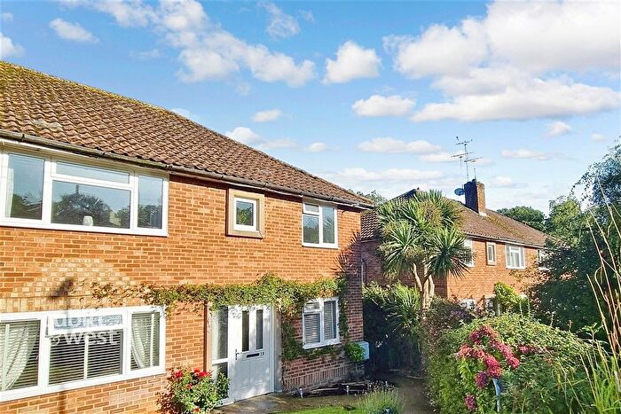2 Bedroom Flat For Sale In Jarvis Road, Arundel, West Sussex, BN18