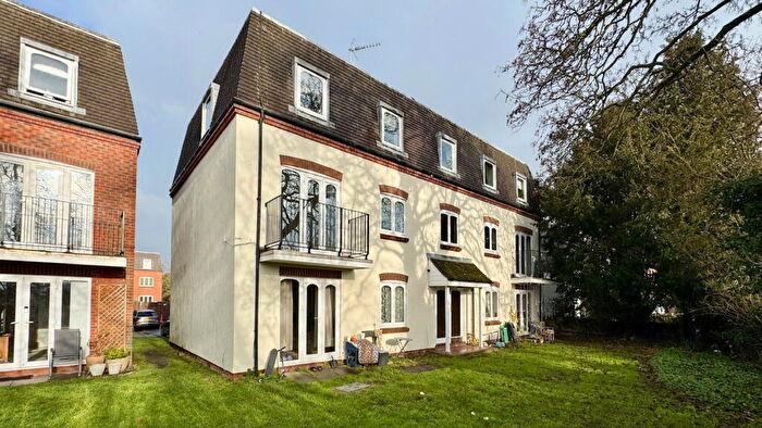 2 Bedroom Flat For Sale In Chestnut Court, Victoria Gardens, Newbury, RG14