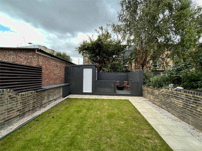 2 Bedroom Flat To Rent In Wood Lane, Shepherd's Bush, London, W12