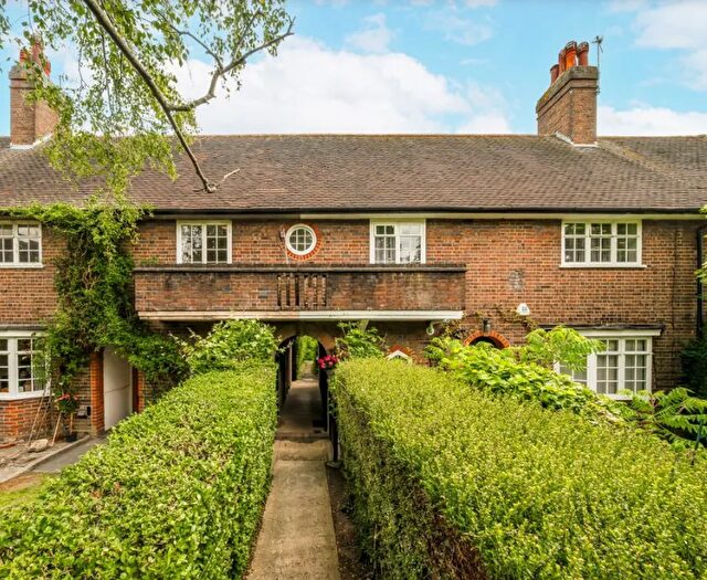 2 Bedroom Flat To Rent In Neale Close, Hampstead Garden Suburb, N2