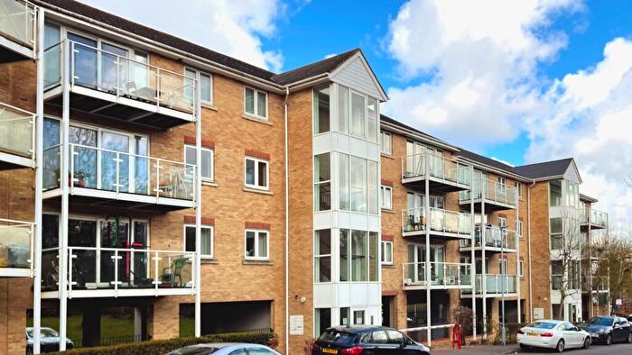 2 Bedroom Flat For Sale In Foxglove Way, Luton, Bedfordshire, LU3