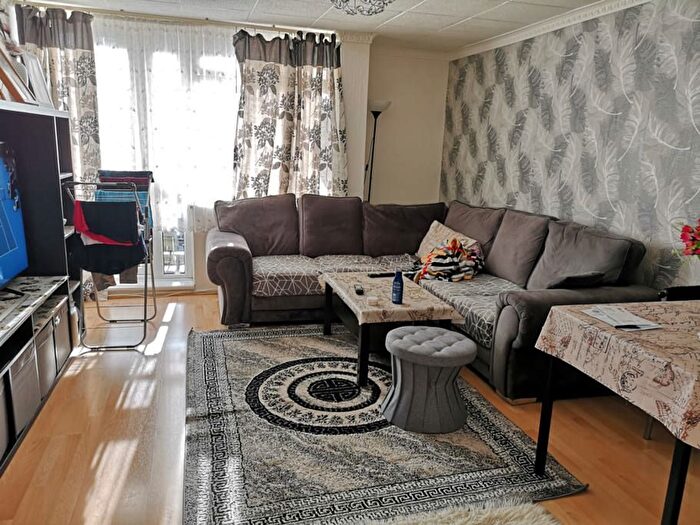 2 Bedroom Flat To Rent In Snells Park, London, N18