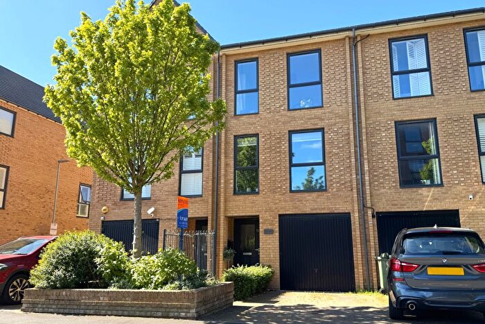 3 Bedroom Town House For Sale In Felnex Avenue, Wallington, SM6