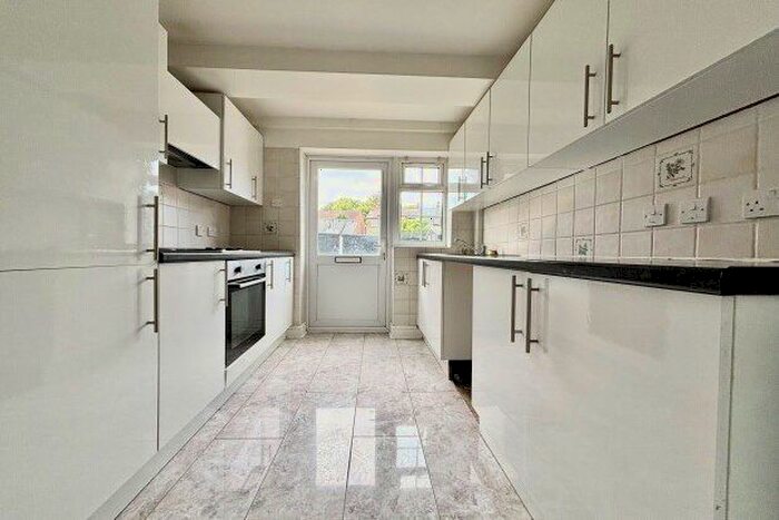 4 Bedroom Semi-Detached House To Rent In Wharf Road, Gillingham, ME7