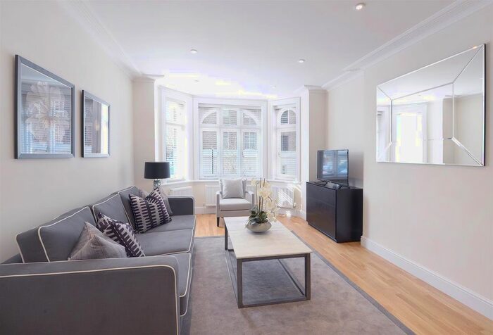 3 Bedroom Flat To Rent In Hamlet Gardens, London, W6