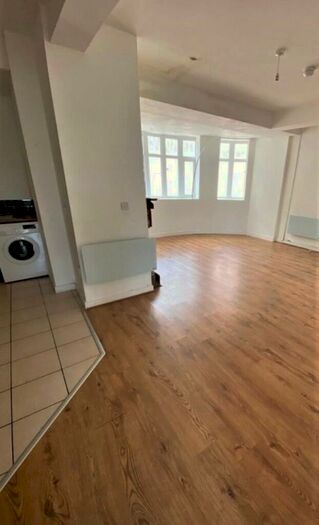 2 Bedroom Flat To Rent In Holmesdale Street, Cardiff(City), CF11