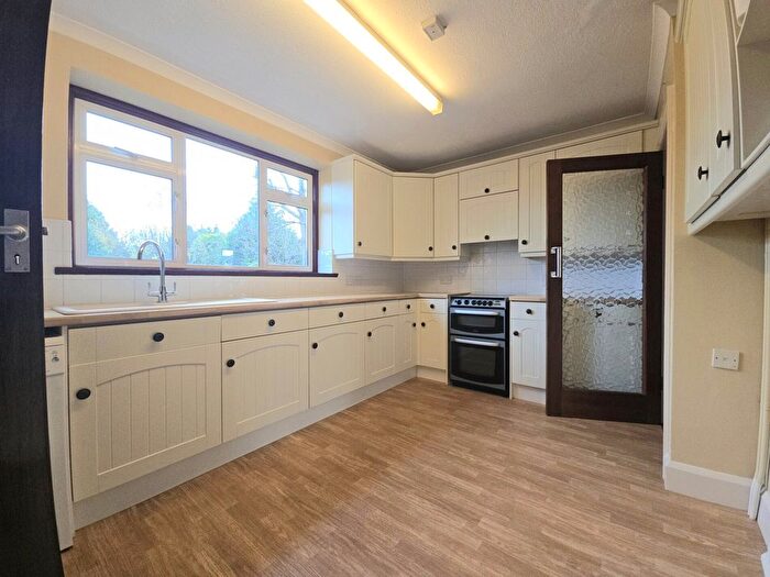 3 Bedroom Detached House To Rent In Truro Gardens, Luton, LU3