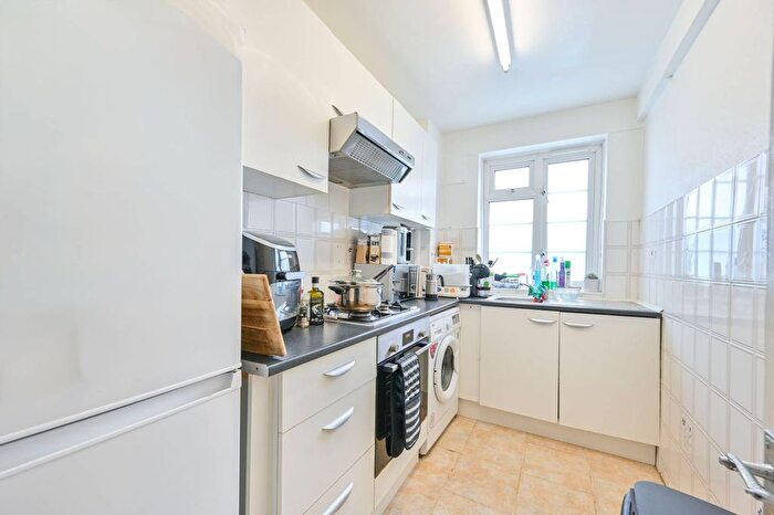 3 Bedroom Flat For Sale In Ashford Court, Cricklewood, London, NW2