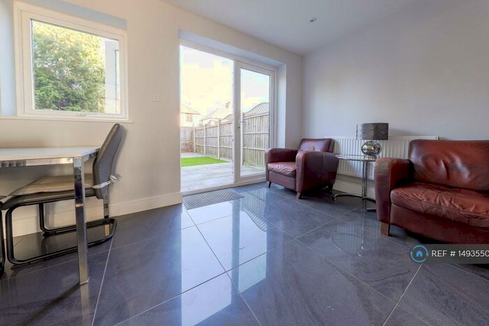 3 Bedroom Terraced House To Rent In Ribston Close, Bromley, BR2