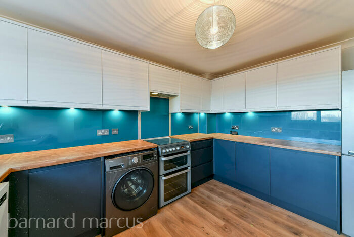 3 Bedroom Flat To Rent In Oakfield Close, New Malden, KT3