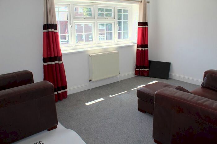 3 Bedroom Flat To Rent In Hanover Gardens, Ilford, IG6