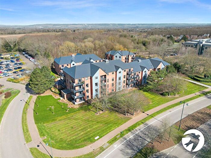 2 Bedroom Flat To Rent In Batesford Close, Kings Hill, West Malling, Kent, ME19