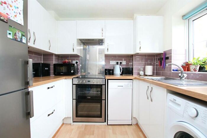 2 Bedroom Flat For Sale In Fishers Court, Horsham, RH12