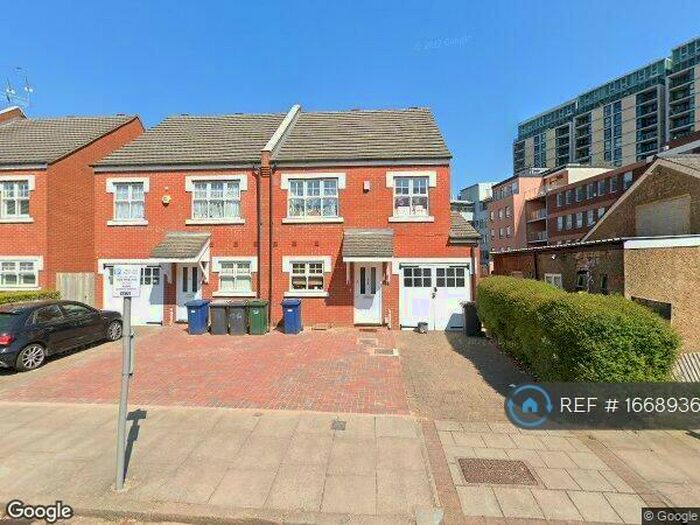 4 Bedroom Semi-Detached House To Rent In Dale Grove, London, N12
