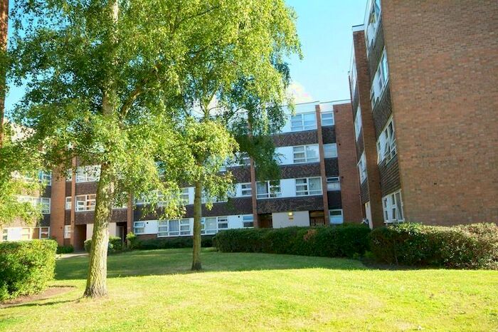 3 Bedroom Flat To Rent In Sutherland Grove, Teddington, TW11