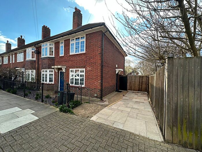 2 Bedroom Flat To Rent In Godley Road, London, SW18