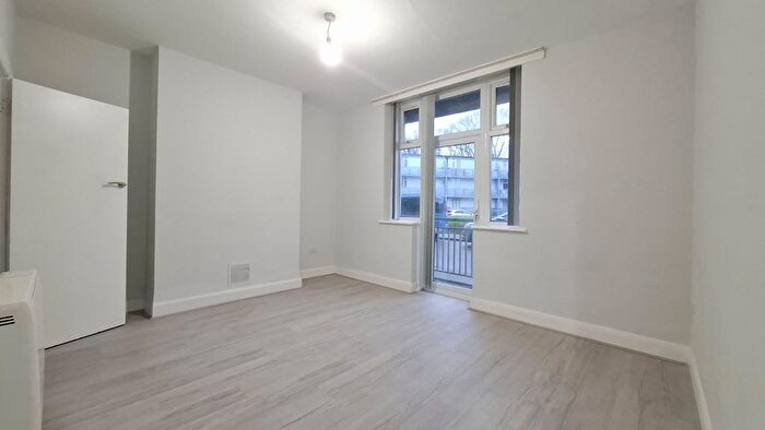 2 Bedroom Flat To Rent In Angel Close, Edmonton, N18