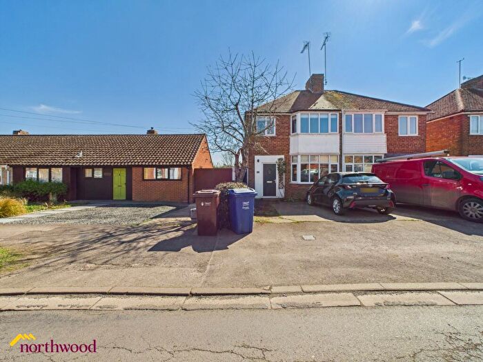 3 Bedroom Semi-Detached House For Sale In Boxhedge Road, Banbury, OX16