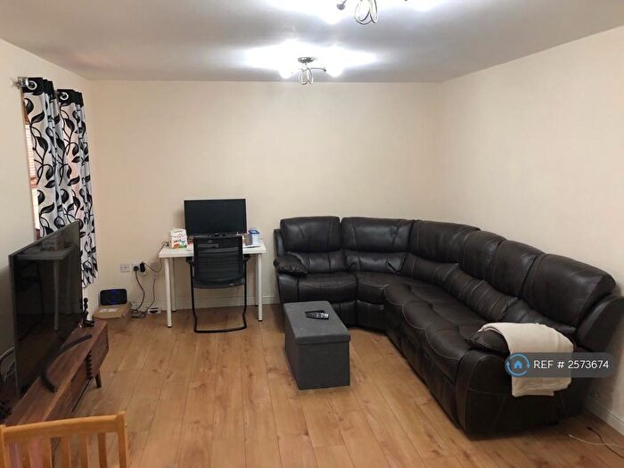 2 Bedroom Flat To Rent In Piper Way, Ilford, IG1