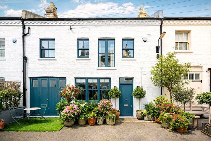 3 Bedroom Mews To Rent In Codrington Mews, Notting Hill, London, W11