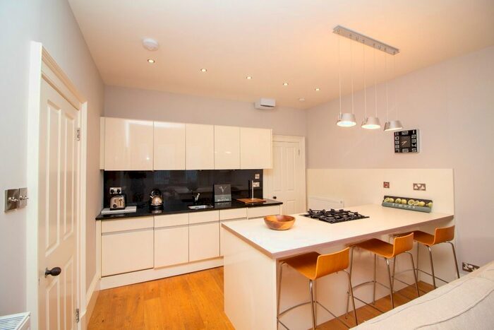 2 Bedroom Flat To Rent In Broughton Market, New Town, Edinburgh, EH3