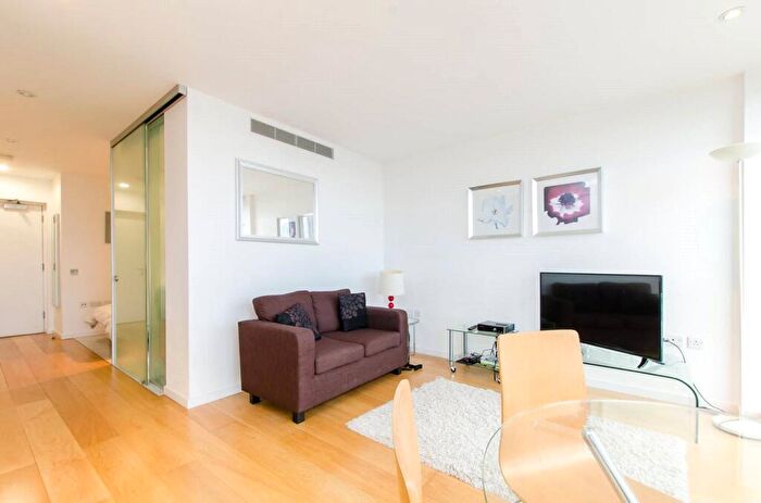 Flat To Rent In Ontario Tower, Fairmont Avenue, E14