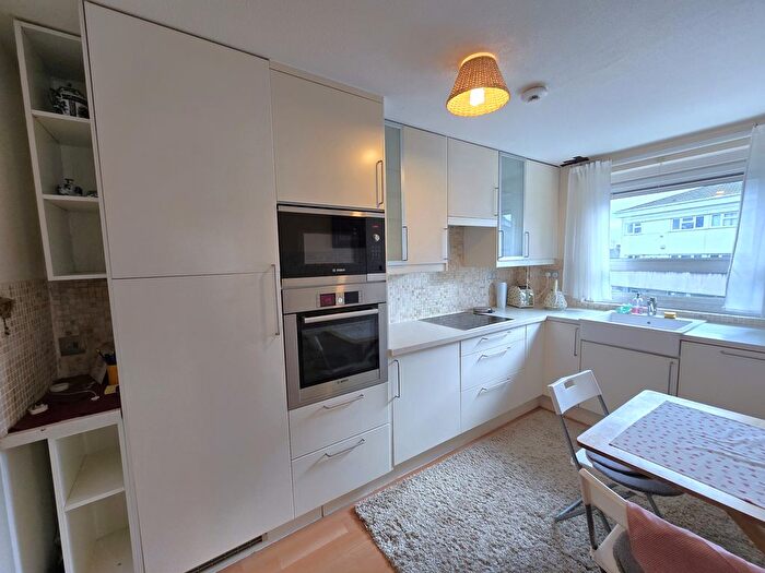 2 Bedroom Flat To Rent In Trinity Way, London, W3