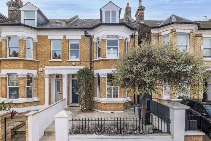 6 Bedroom Semi-Detached House To Rent In Balham Park Road London, SW12