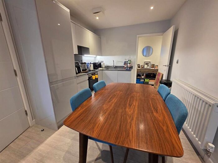2 Bedroom Apartment To Rent In - George Lane, South Woodford, London, E18