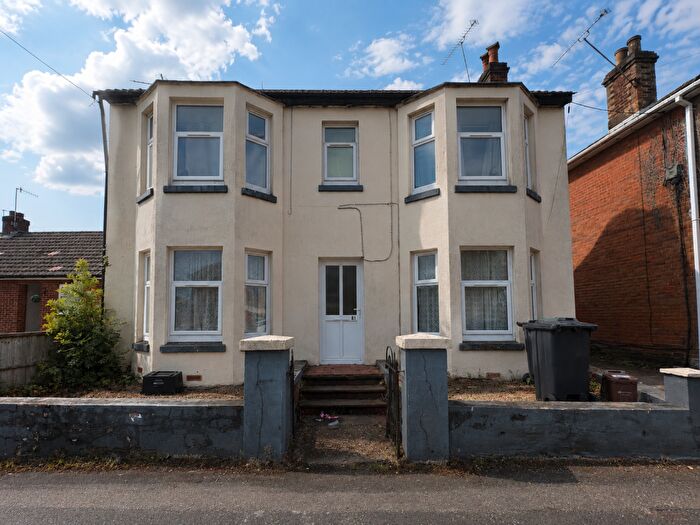 2 Bedroom Flat To Rent In Ringwood Road, Totton, SO40