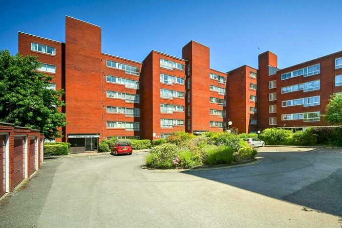 2 Bedroom Flat To Rent In Homefield Park, Sutton, SM1