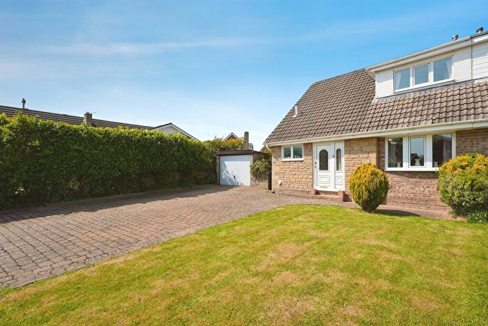 4 Bedroom Semi-Detached House For Sale In Greenacres Avenue, Halifax, HX3