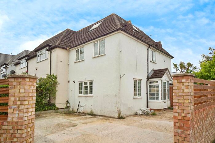 4 Bedroom Semi-Detached House For Sale In Crescent Way, London, London, N12