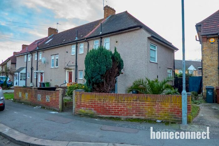 3 Bedroom End Of Terrace House To Rent In Farmway, Dagenham, RM8