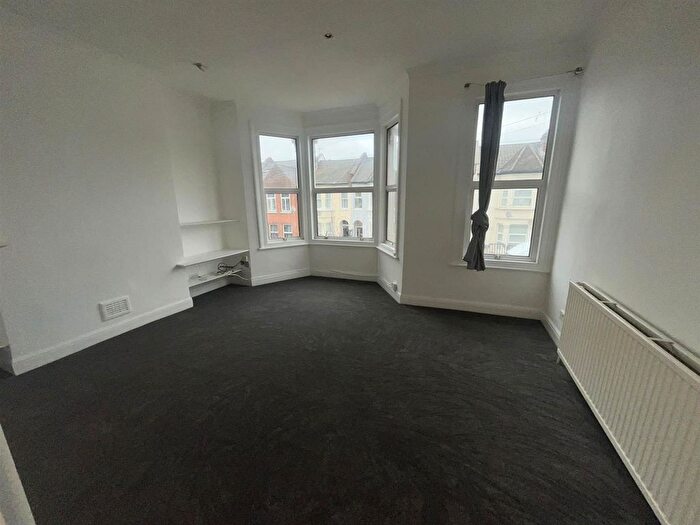 1 Bedroom Flat For Sale In Chapter Road, Willesden, NW2