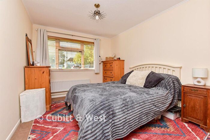1 Bedroom Flat For Sale In Levett Road, Leatherhead, Surrey, KT22