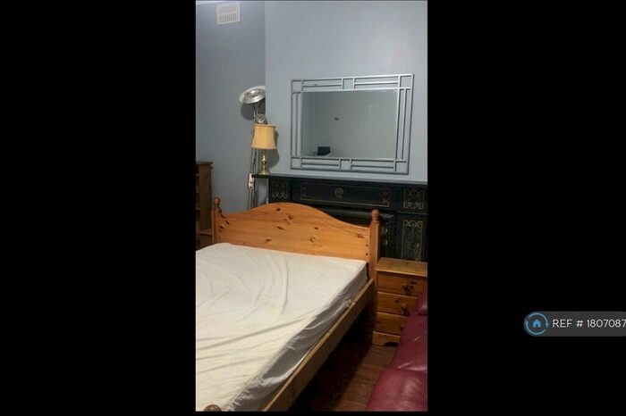 6 Bedroom Semi-Detached House To Rent In Wellesley Road, Slough, SL1