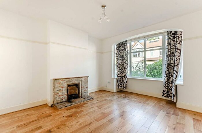 3 Bedroom Property To Rent In Glencairn Road, Streatham Common, London, SW16